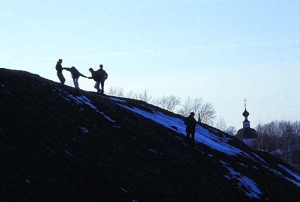      !  . /We are People of the Earth.  Suzdal.