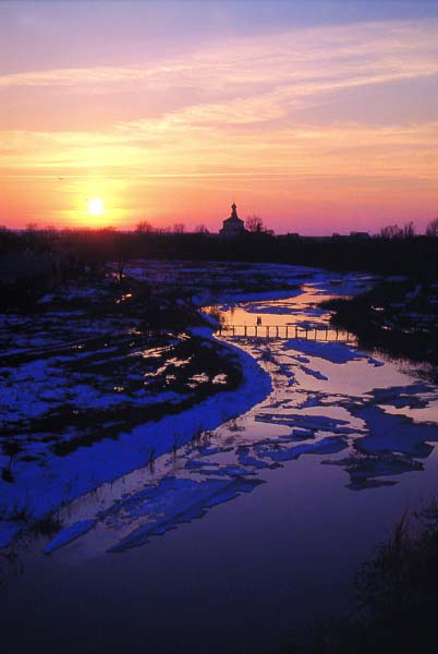    .  .  /  Sunset on Kamenka river.  Suzdal.