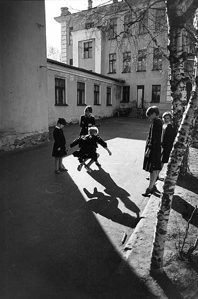 Школьный двор.    Г. Суздаль (1994).